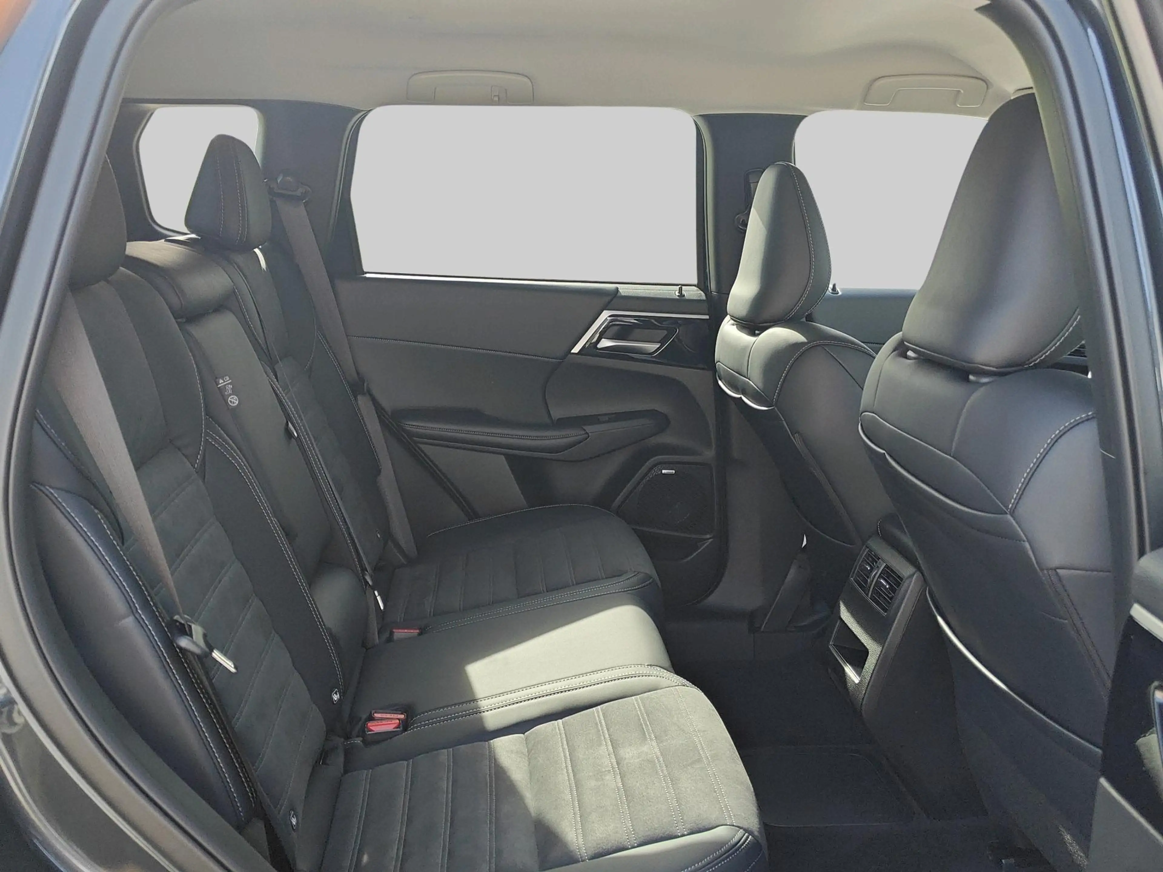Mitsubishi Outlander 2.4 PHEV Intense+ | Achterbank in delen neerklapba — photo 14