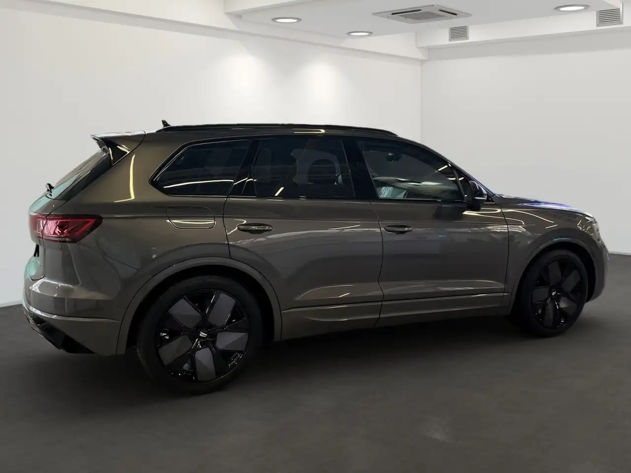 Volkswagen Touareg R 3,0 eHybrid 4MOTION AHK Dynaudio 0,5 S 4