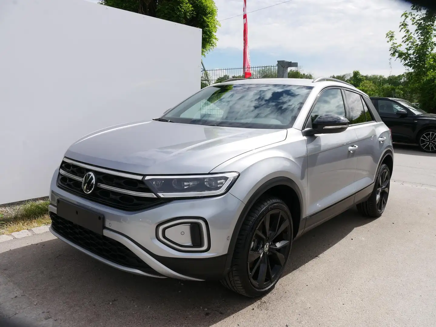 Volkswagen T-Roc Black Style 1,5 TSI DSG*AHK*ACC*MATRIX-LED*SHZ*... Silber - 1