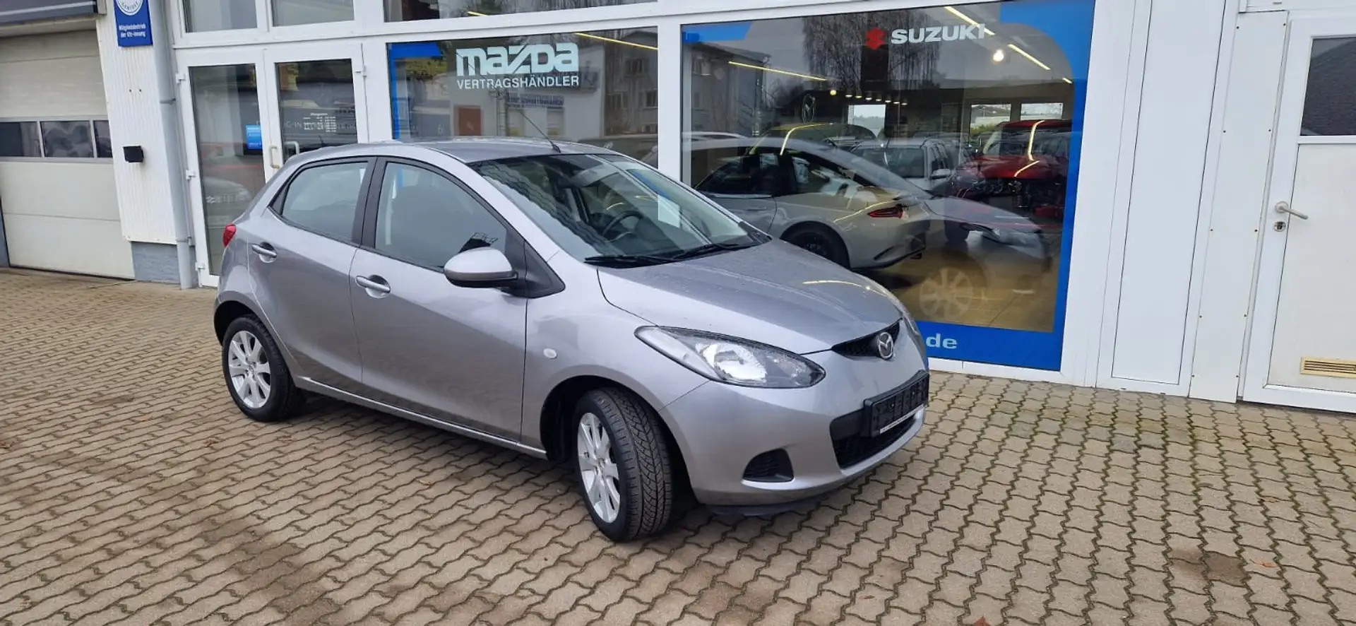 Mazda 2 5-Türer 1.3 l MZR Independence Plateado - 1