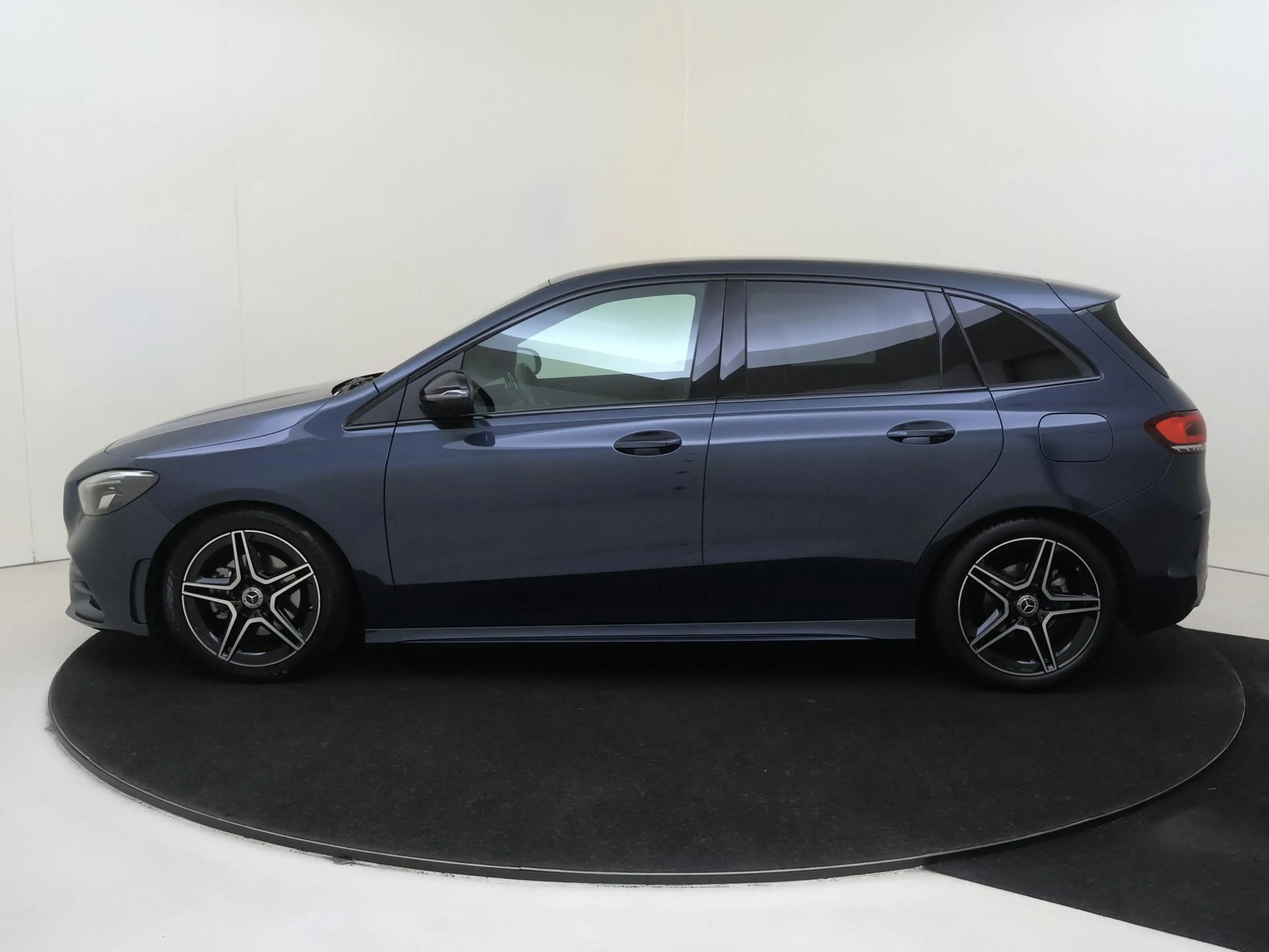 Mercedes-Benz B 180 Business Solution AMG — photo 8