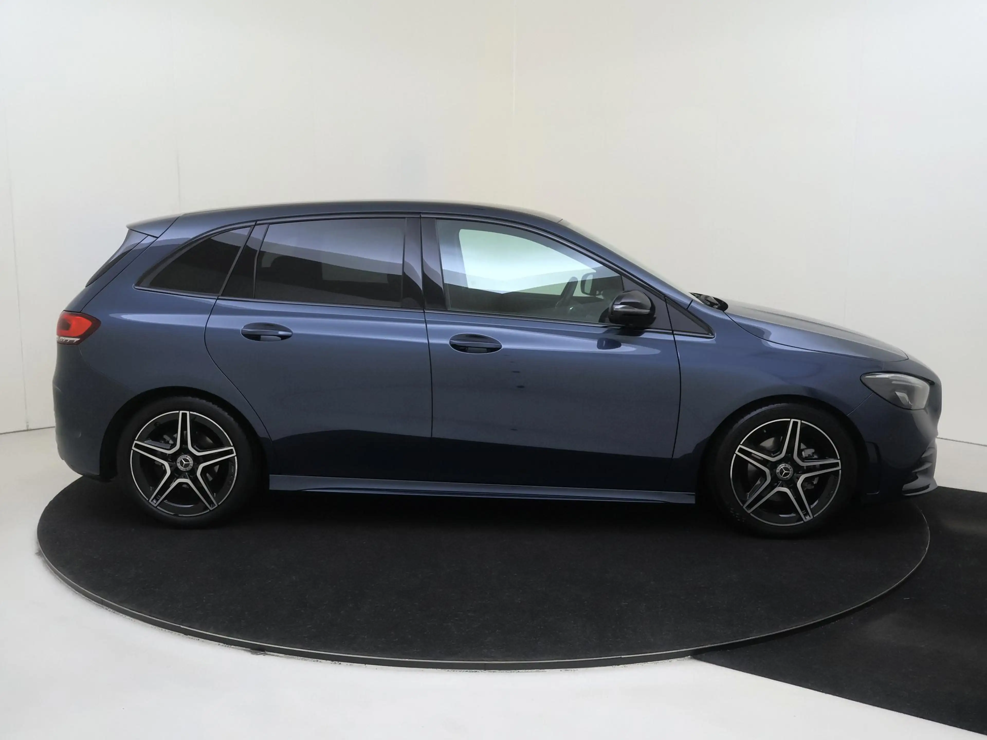 Mercedes-Benz B 180 Business Solution AMG — photo 9