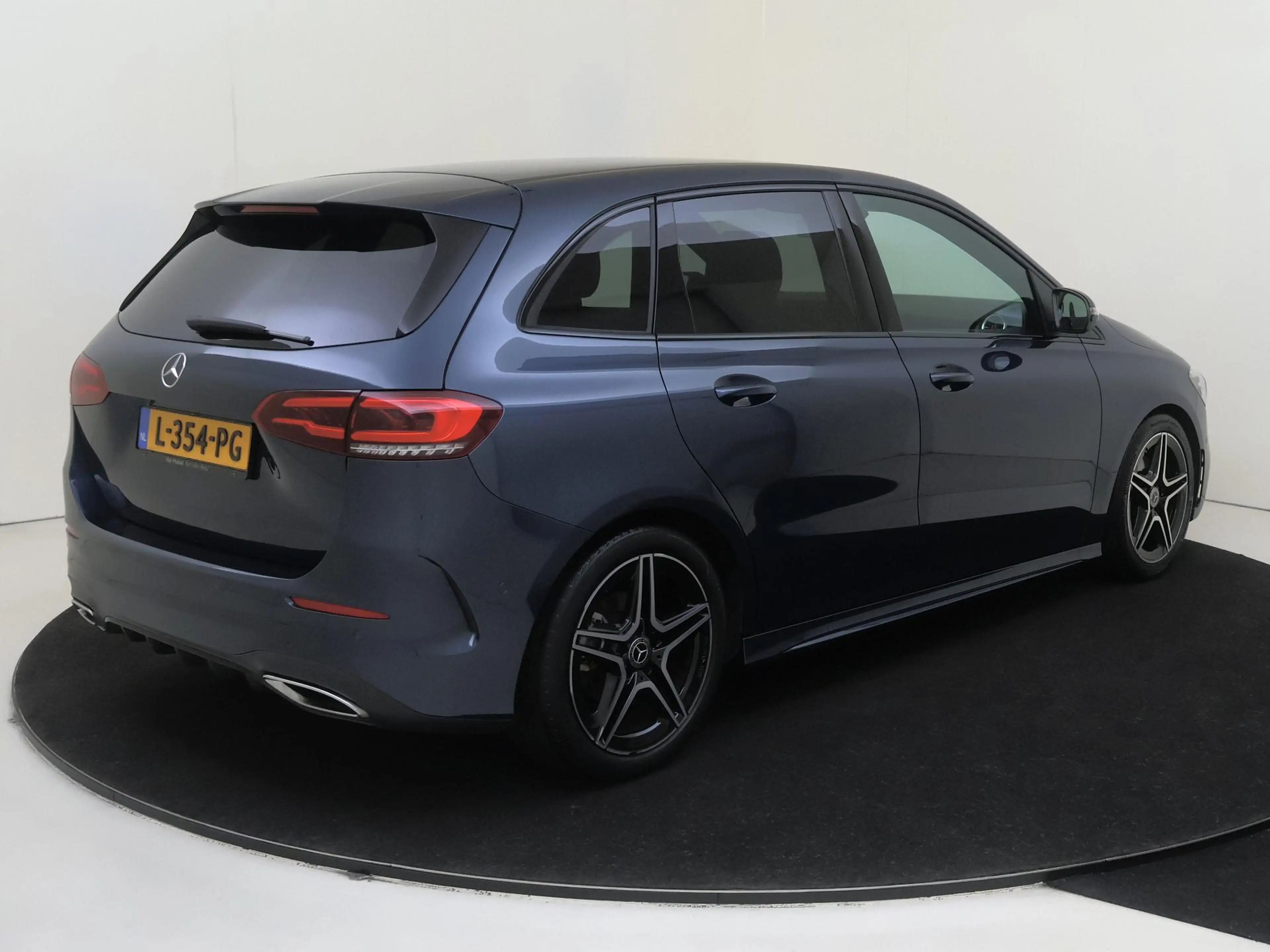 Mercedes-Benz B 180 Business Solution AMG — photo 4