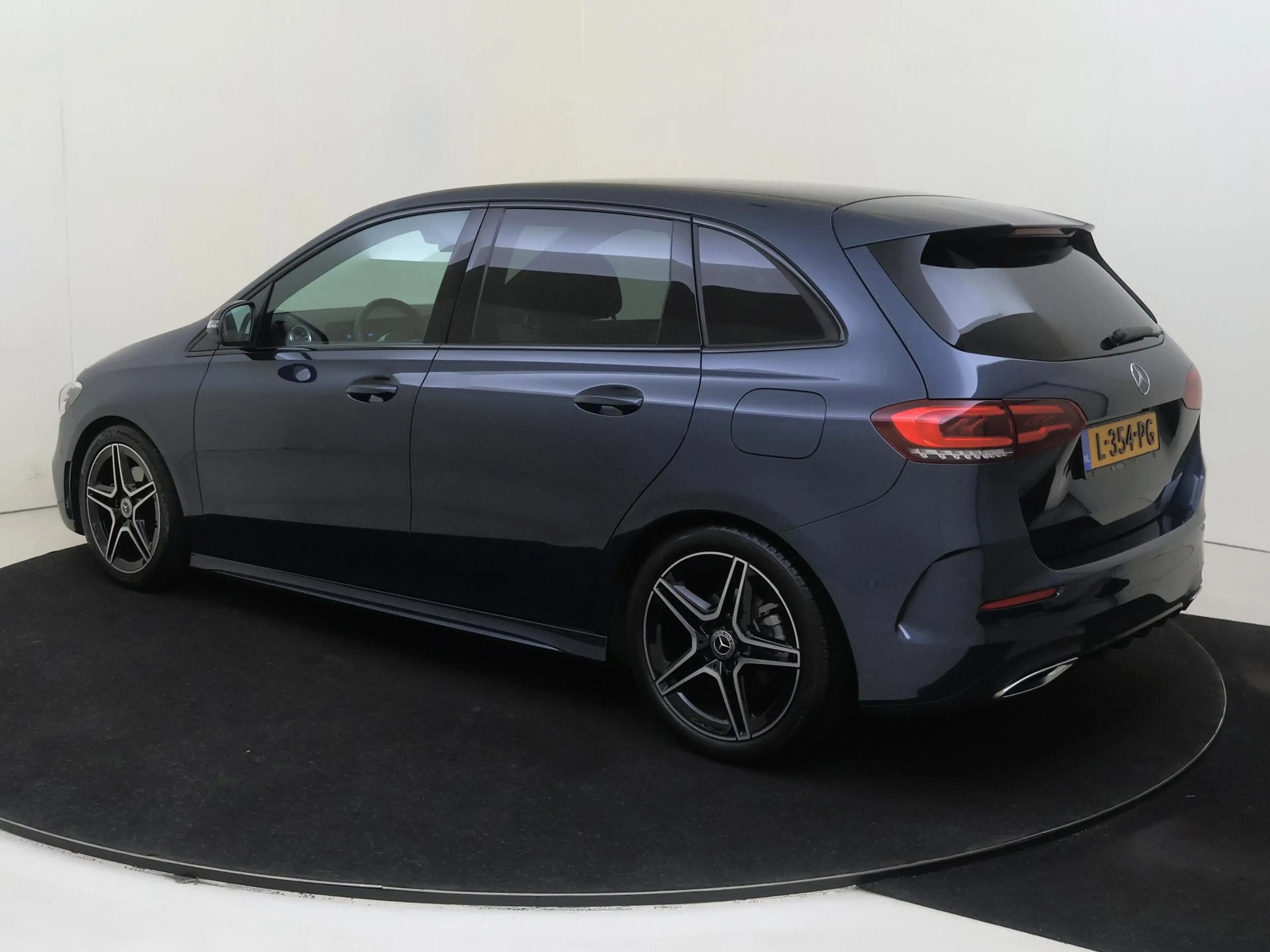 Mercedes-Benz B 180 Business Solution AMG — photo 3