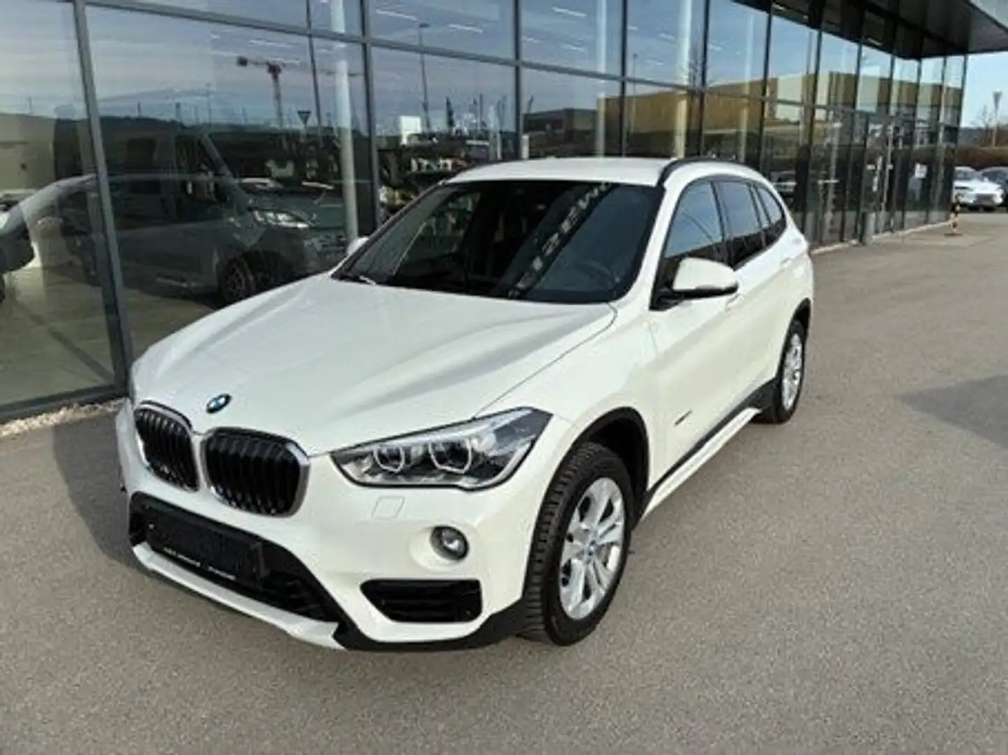 BMW X1 xDrive20i Sport Line Aut. Weiß - 1