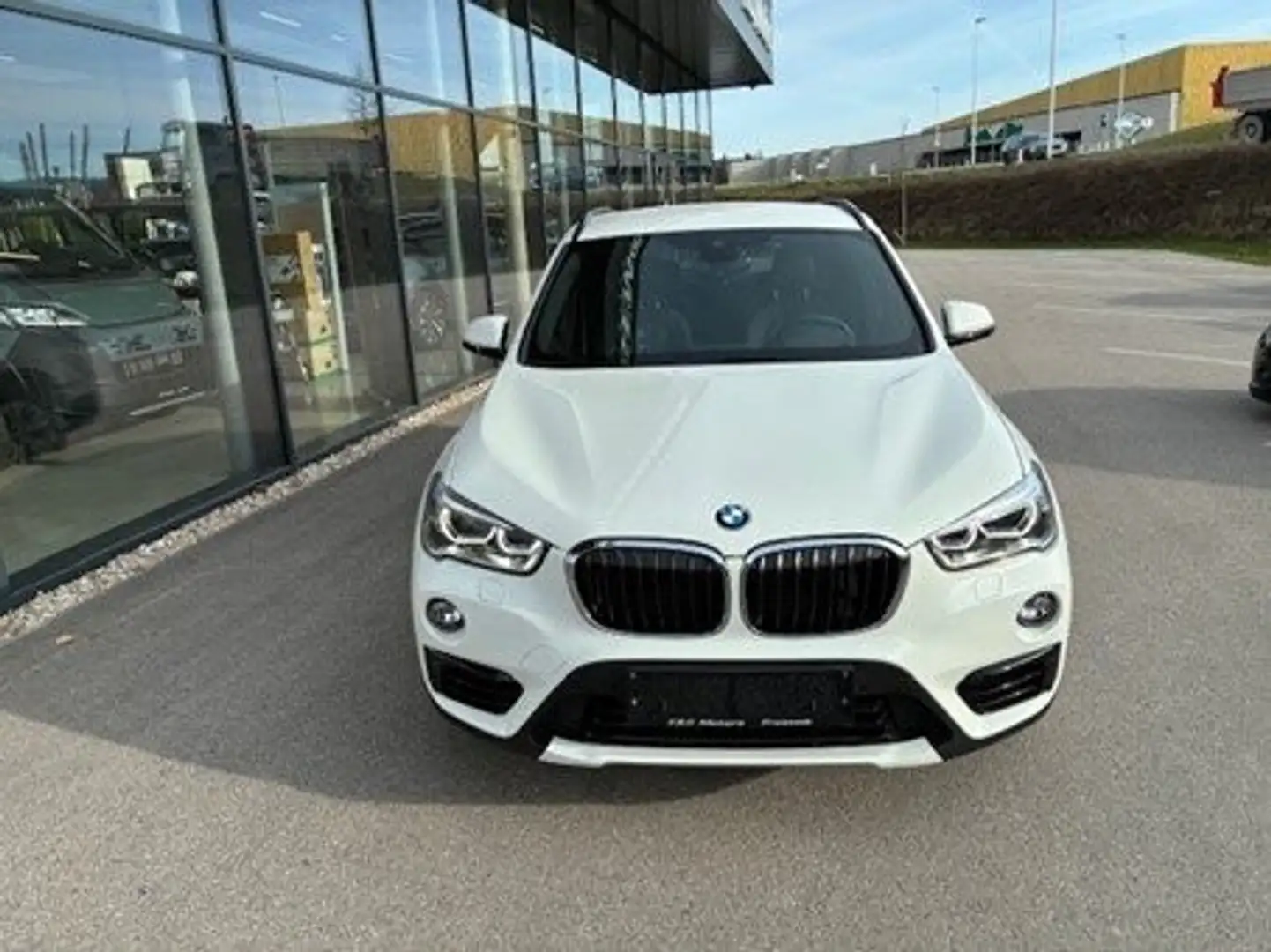 BMW X1 xDrive20i Sport Line Aut. Weiß - 2