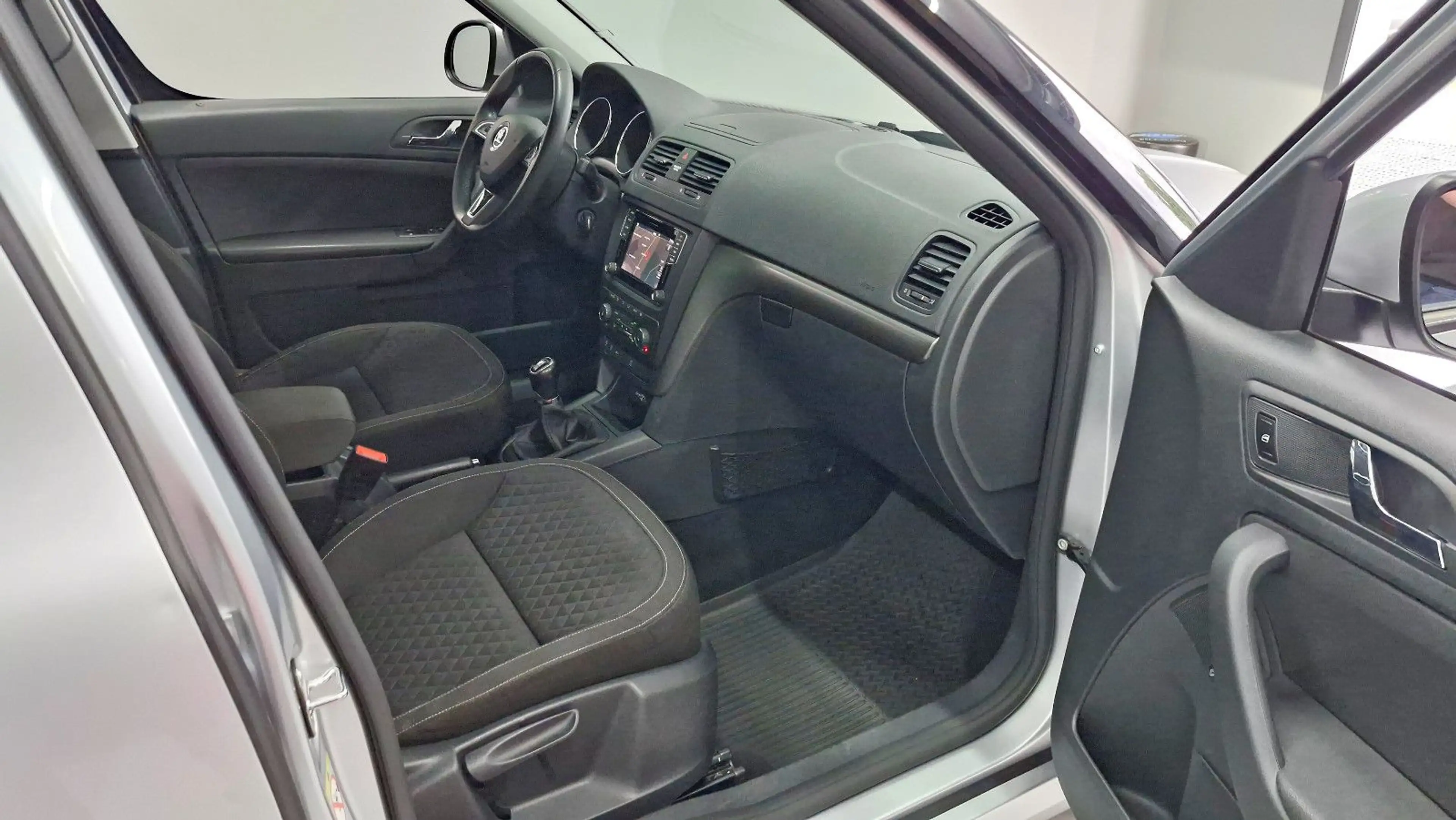 Skoda Yeti 2,0 TDI Drive 4x4 - AHK — photo 7