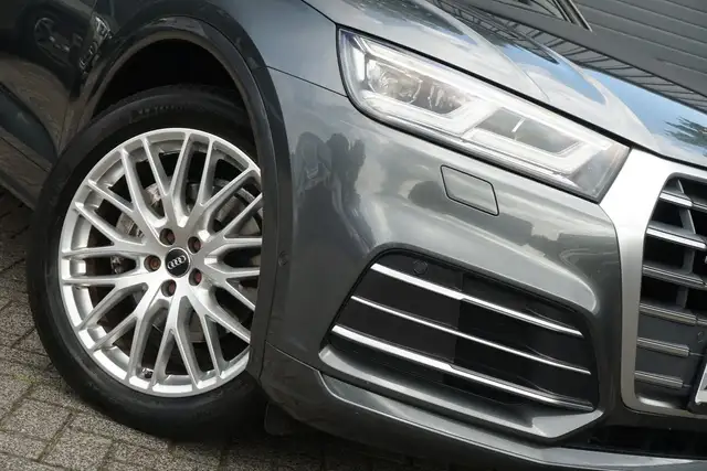 Audi Q5 view 10