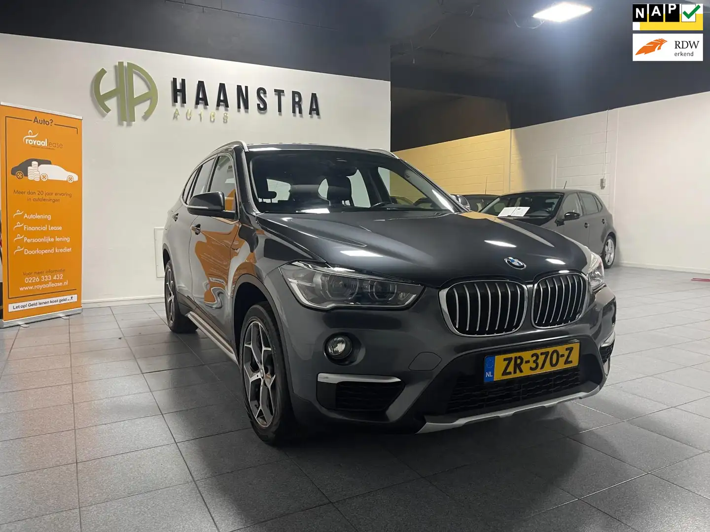 BMW X1 SDrive20i High Executive Autom, Navigatie NL Auto! Gris - 1