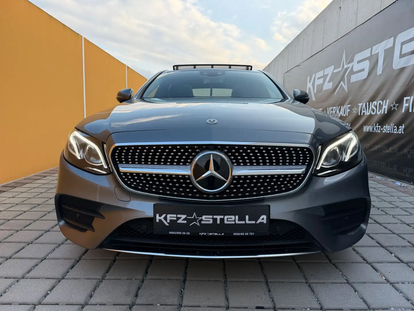 Mercedes-Benz E 220 d AMG Line 4Matic / Pano / Ambiente Silber - 2