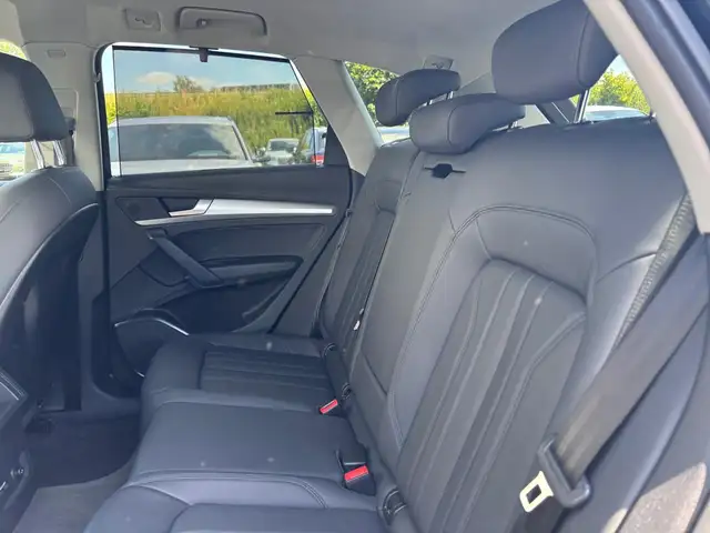 Audi Q5 view 8