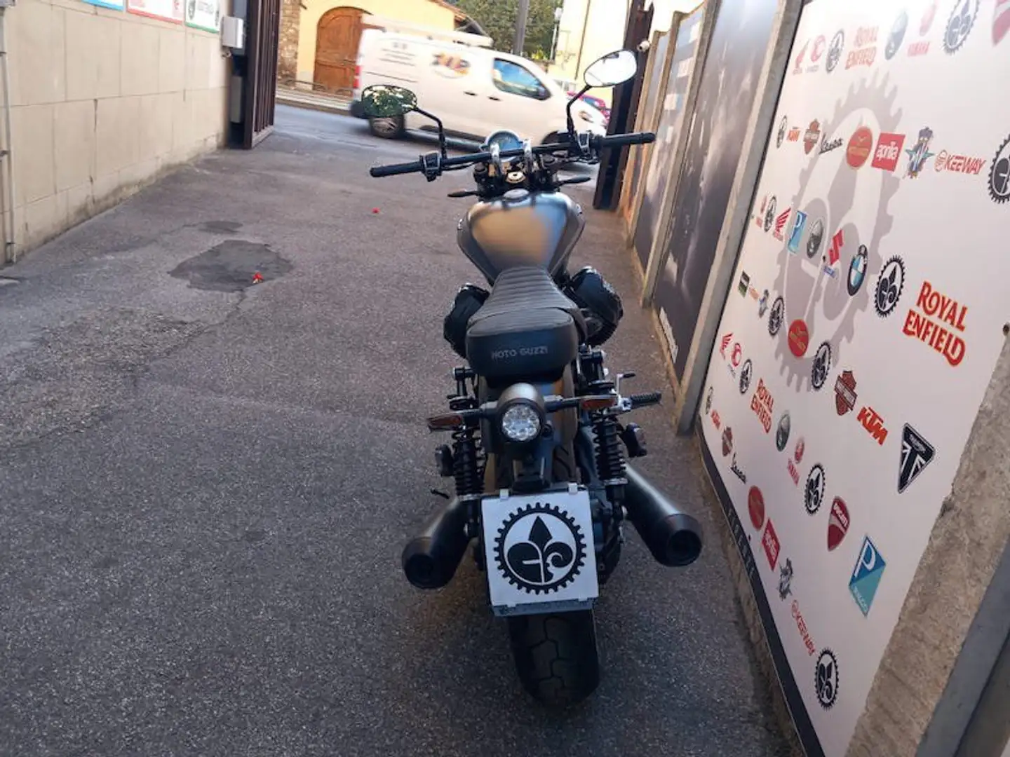 Moto Guzzi V 9 Bobber - 2