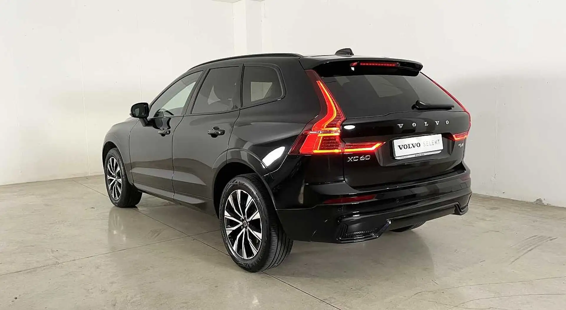 Volvo XC60 Plus, B4 AWD Mild hybrid, Diesel, Dark Schwarz - 2