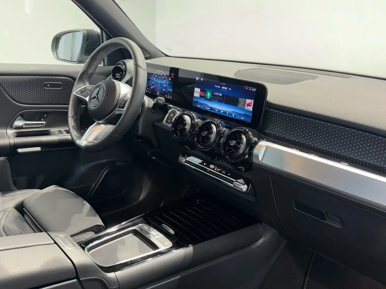 Mercedes-Benz GLB 200 d Rückfahrkamera Totwinkel Carplay LED 13