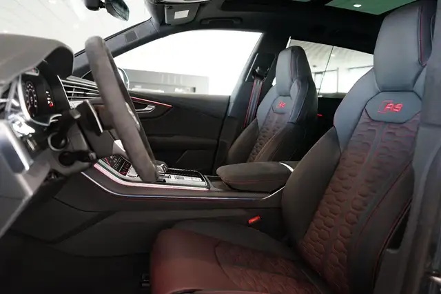 Audi RS Q8 view 7