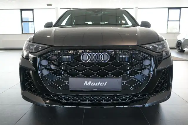 Audi RS Q8 view 3