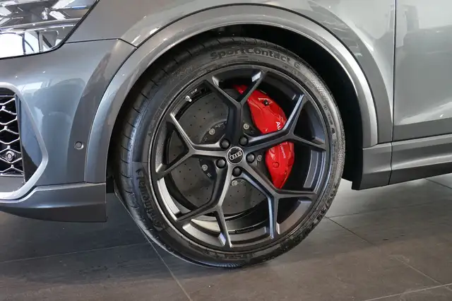 Audi RS Q8 view 6