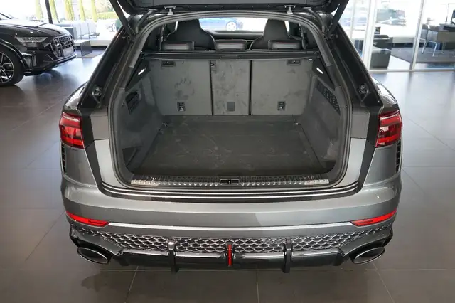 Audi RS Q8 view 5