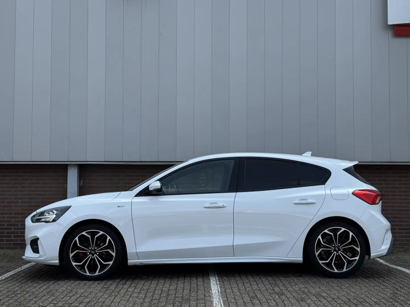 Ford Focus Automaat 1.5 EcoB. ST L. Bns Wit - 2