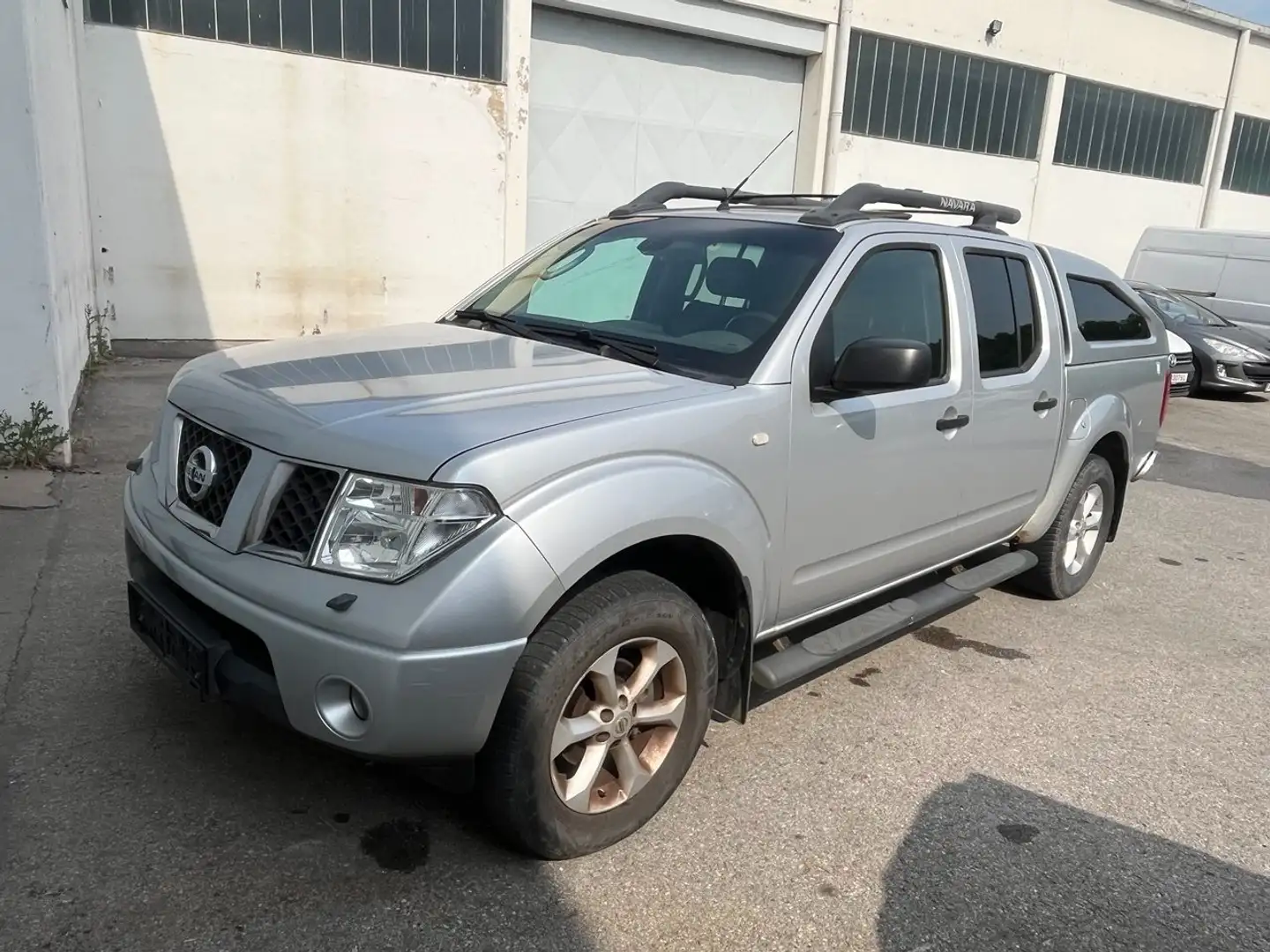 Nissan Navara NP300 Pickup 2.5 4WD Leder Automatik Grau - 2