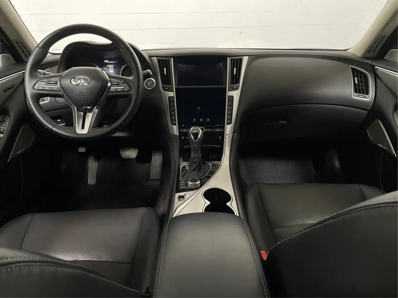 Infiniti Q50 снимка Infiniti Q50