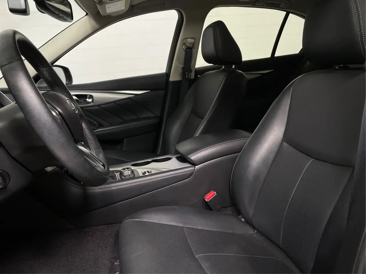 Infiniti Q50 снимка Infiniti Q50