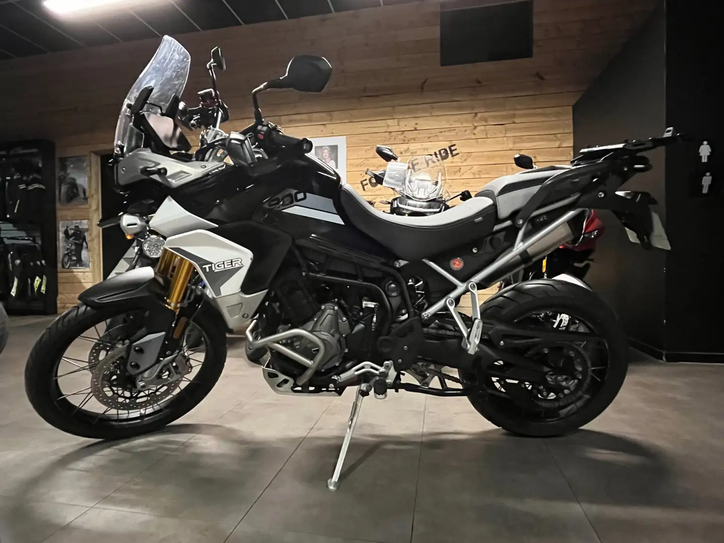 Triumph Tiger 900 - 2