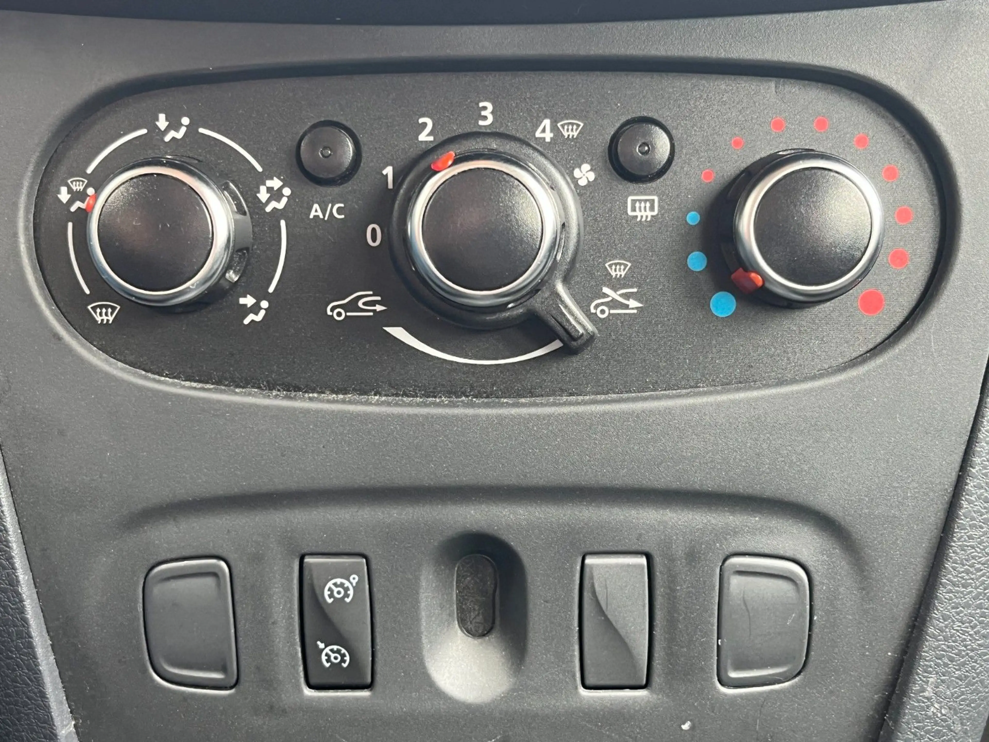 Dacia Logan MCV II Kombi Comfort (GJR, AHK, KLIMA) — photo 11