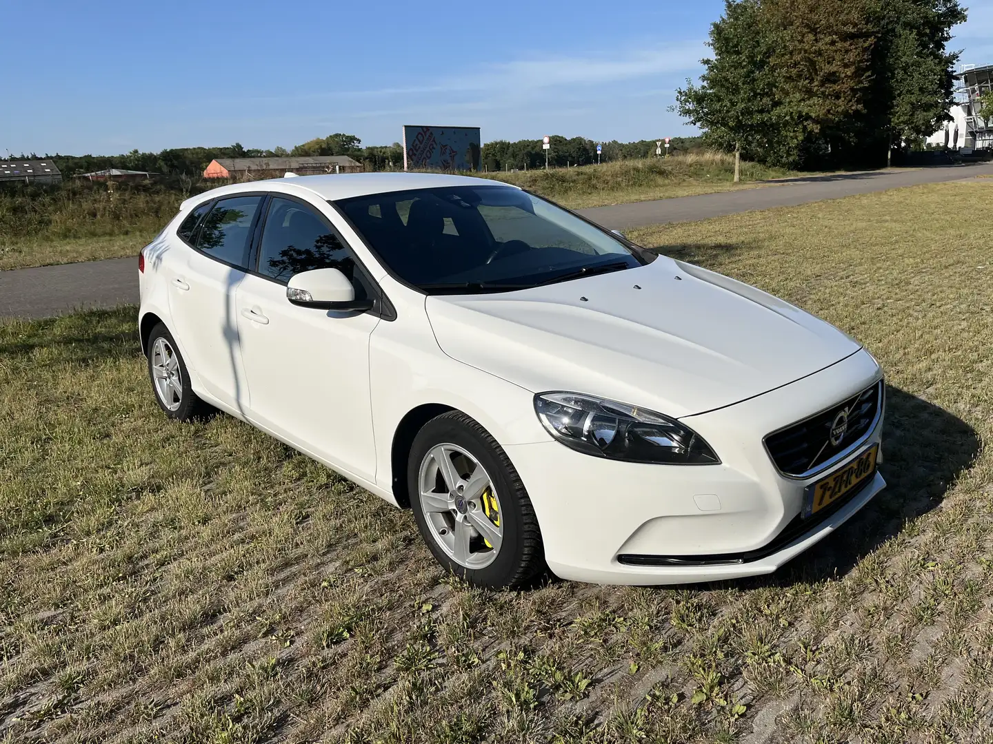 Volvo V40 2.0 D4 Kinetic Bns White - 1