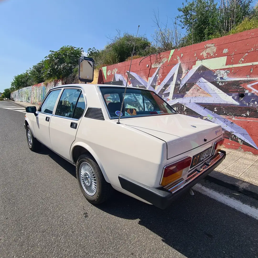 Alfa Romeo Alfetta 2.0 L - 1