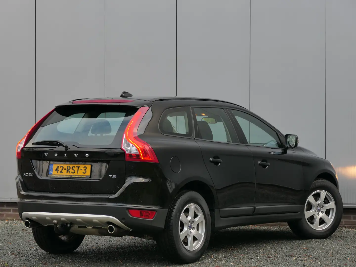 Volvo XC60 T5 AUT Kinetic Navi / Trekhaak / Cruise control / Zwart - 2