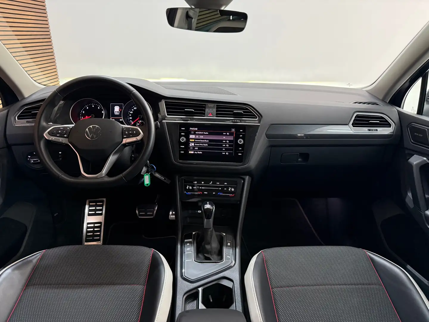 Volkswagen Tiguan 1.5 TSI Automaat Urban Sport | Harman/Kardon | Car Grijs - 2