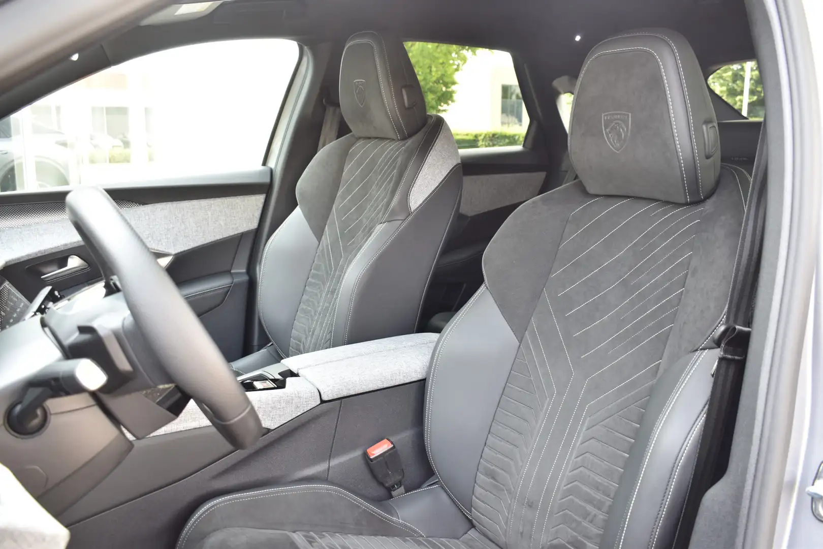 Peugeot 3008 Hybrid 136 EAT6 GT Nieuw Model | Alcantara | Navi Grijs - 2