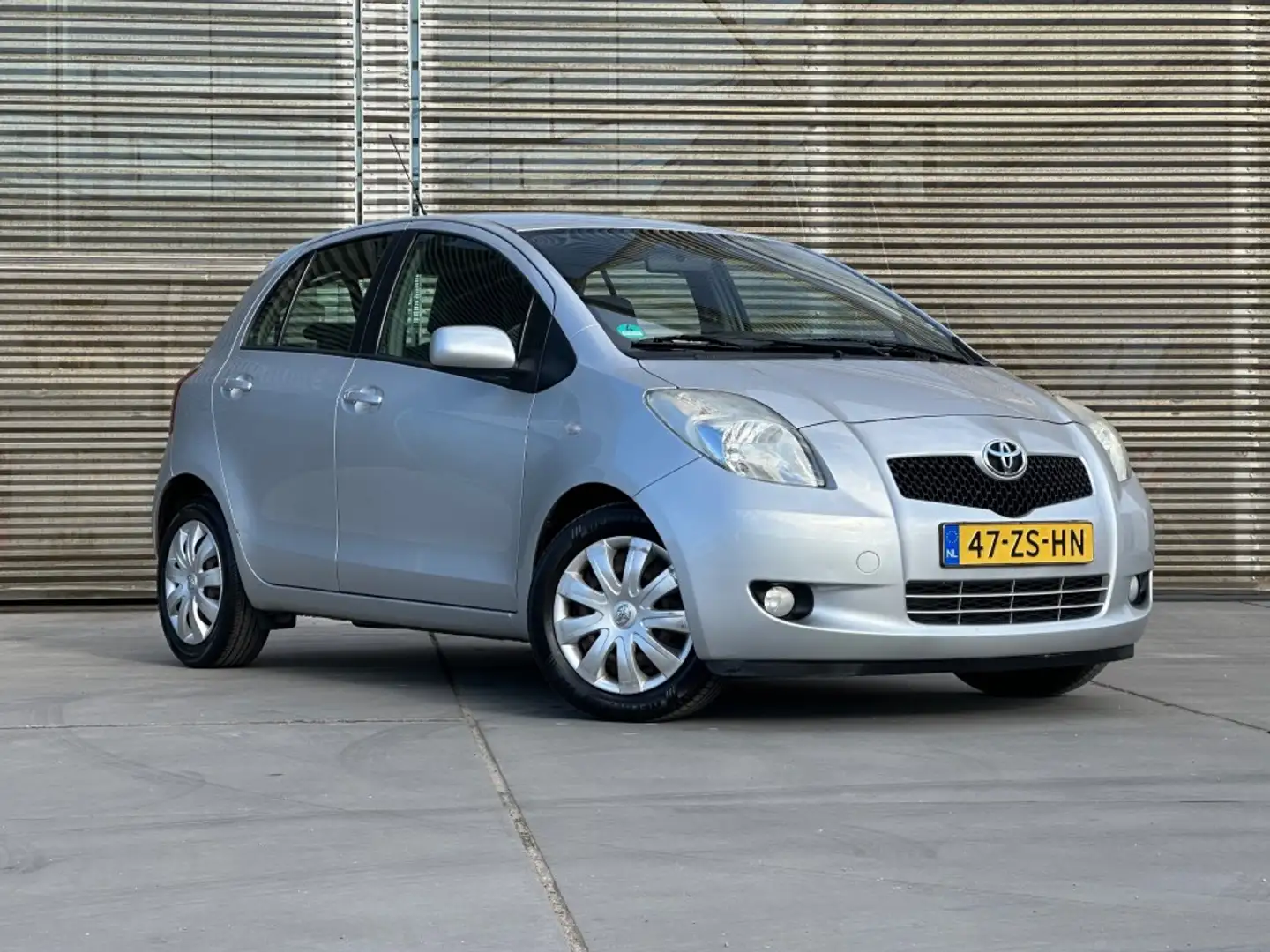 Toyota Yaris 1.3 VVTi Sol MMT AIRCO/AUTOMAAT !! APK 3-6-2026 !! Gri - 2