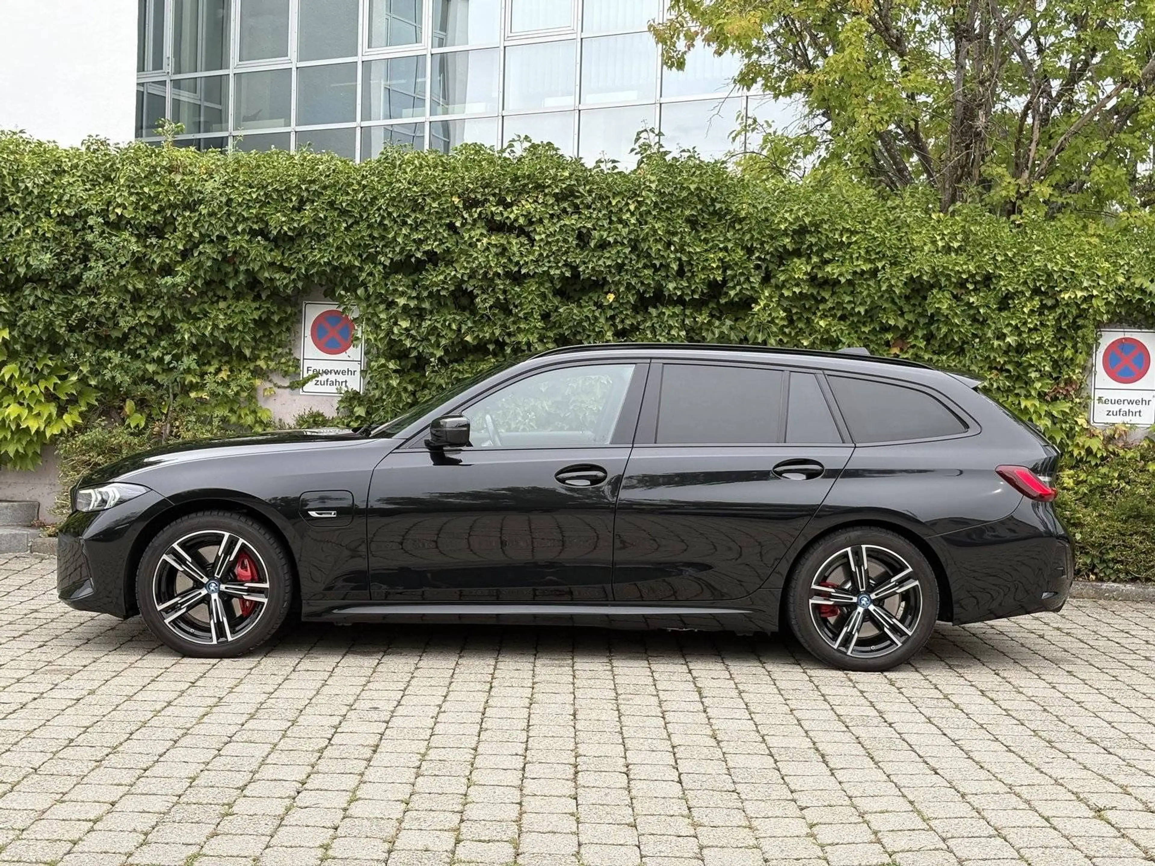 BMW 330 e M Sport SHZ Park-Assist RKam Inno — photo 14