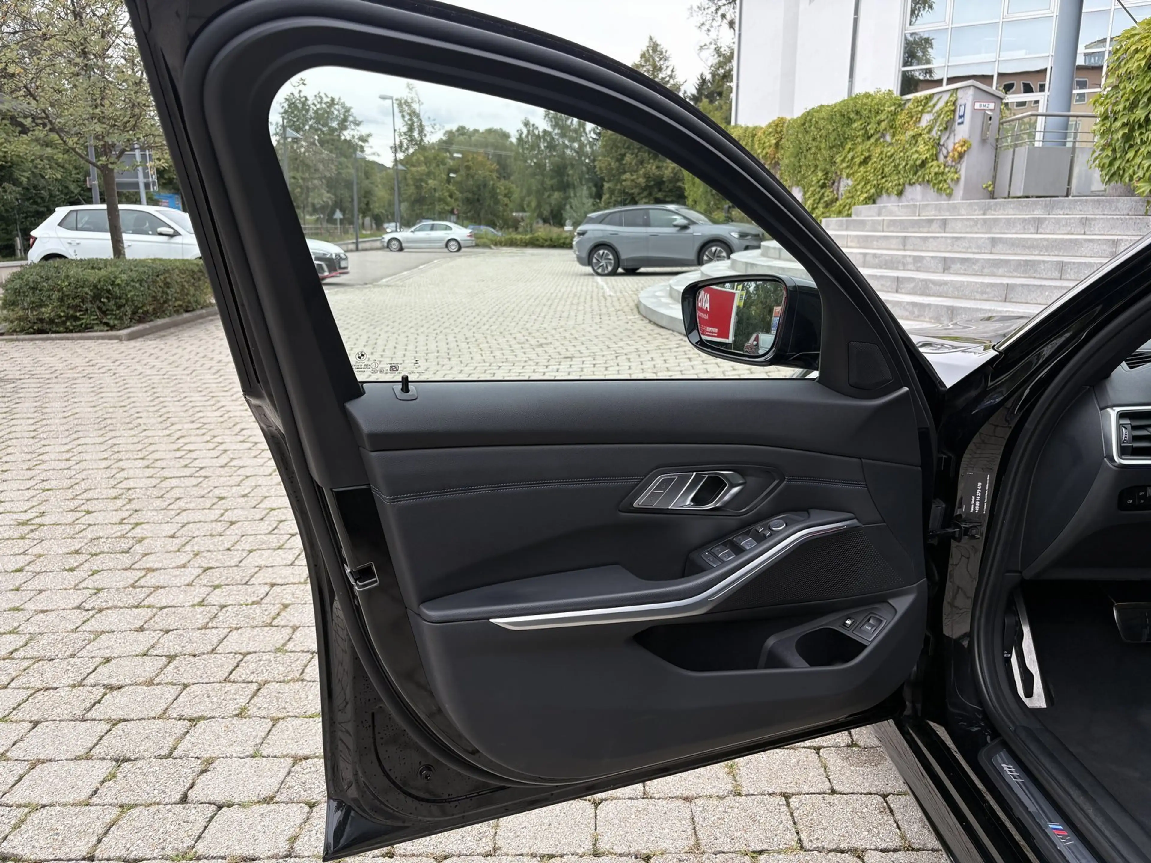 BMW 330 e M Sport SHZ Park-Assist RKam Inno — photo 7