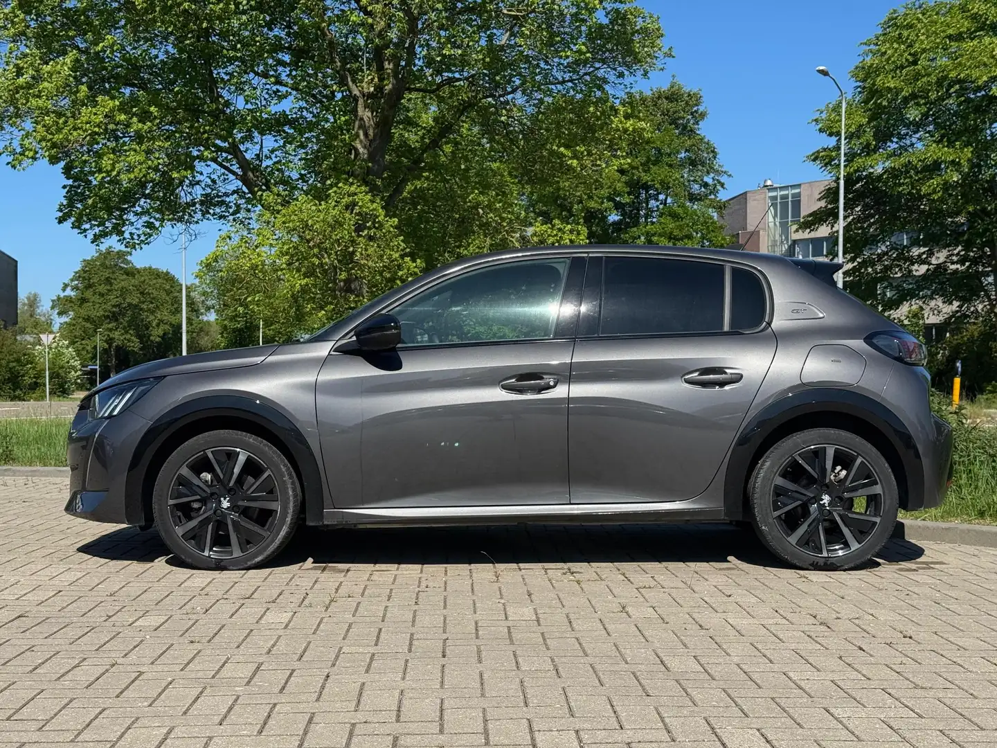Peugeot 208 1.2 PureTech GT Grau - 2