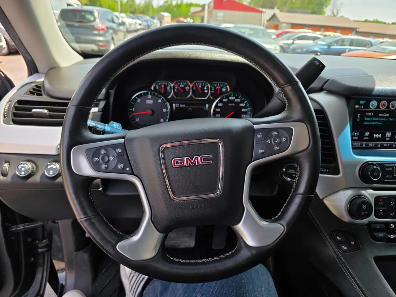 GMC Yukon снимка GMC Yukon