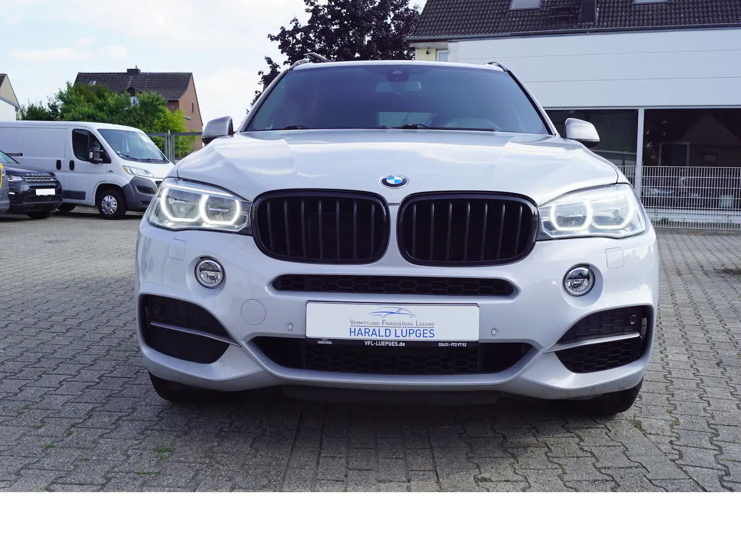 BMW X5 M M50 d, LED, Navi, Head-UP, M-Paket, Euro 6 Grijs - 2