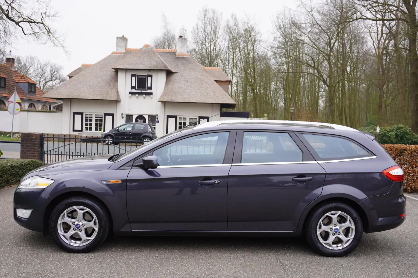 Ford Mondeo Wagon 2.0-16V Limited Airco Navi Pdc Lm Velgen Grijs - 2