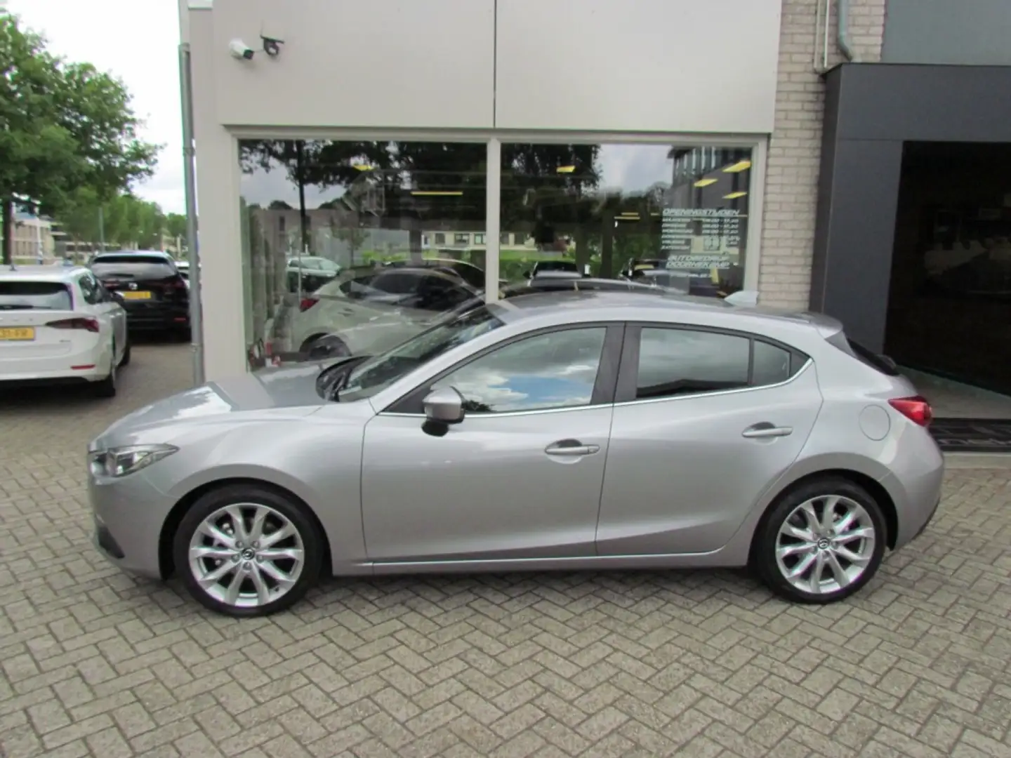 Mazda 3 2.0 Skyactiv-G 120pk 6MT HB5 Skylease Trekhaak Grau - 1