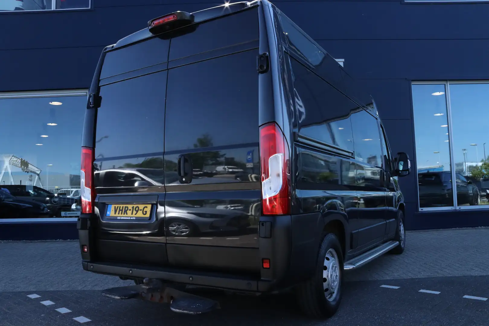Peugeot Boxer 435 2.2 BlueHDi 165 L2H2 Zwaar Premium | Cruise Co Grijs - 2
