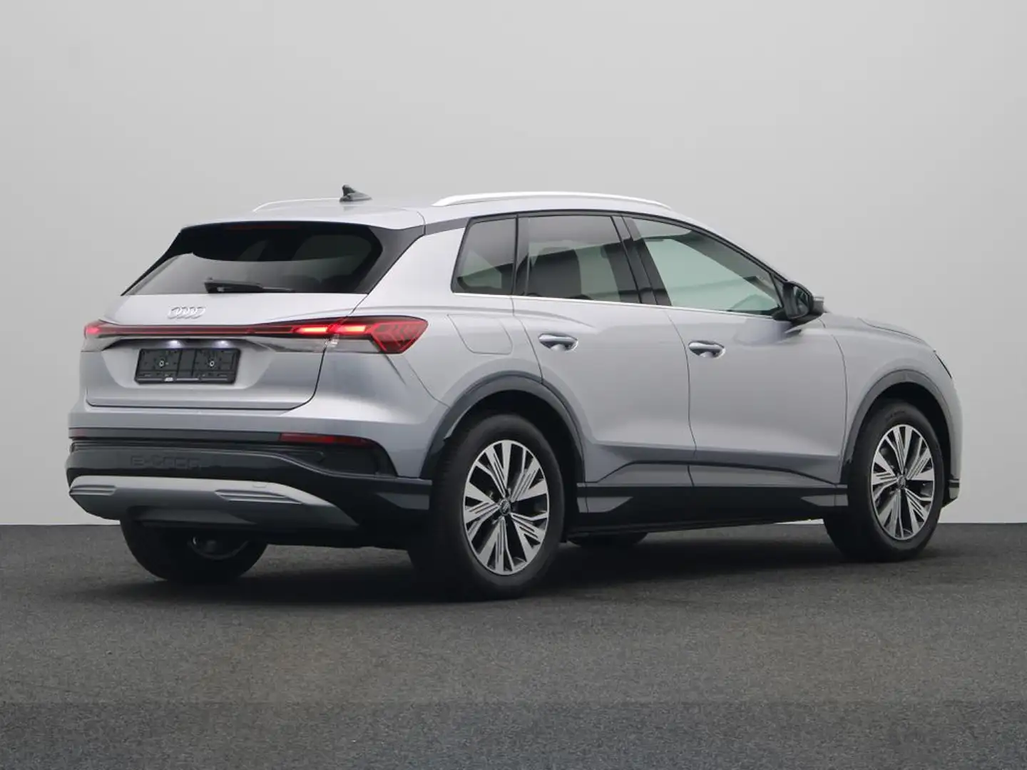 Audi Q4 e-tron CORPORATE 45 - 82 KWH - 286 PK - 553 KM RANGE Silber - 2