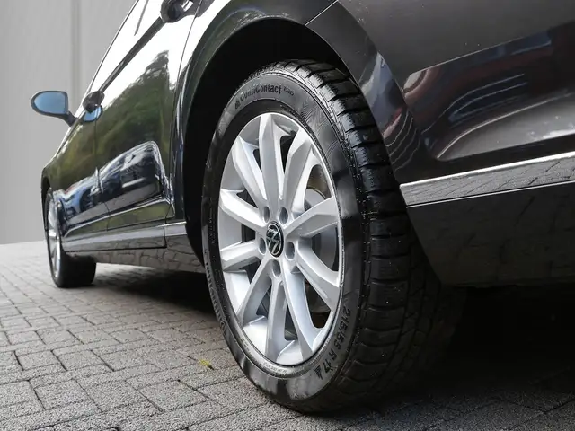 Volkswagen Passat view 6