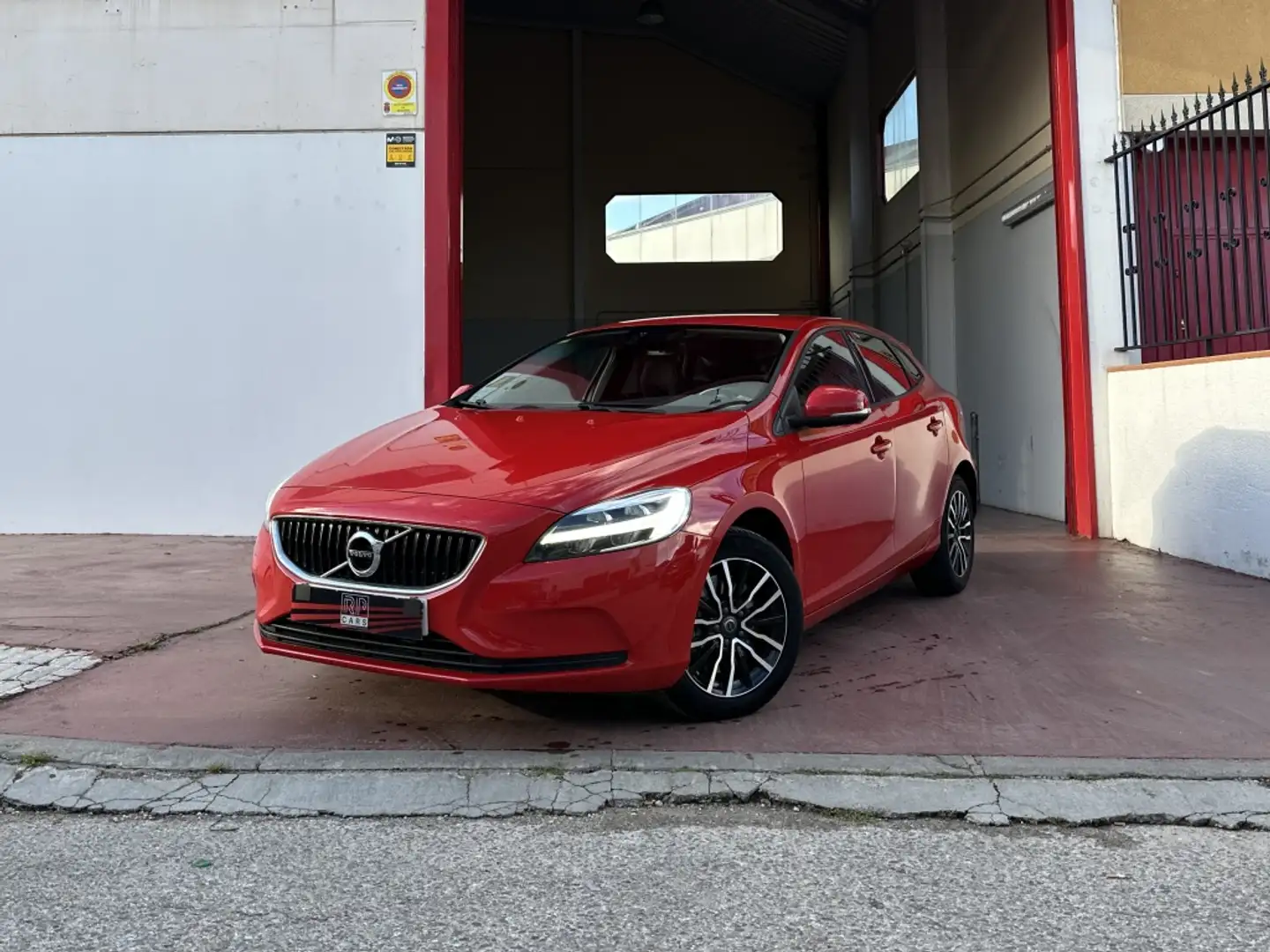 Volvo V40 D2 Momentum 120 Rosso - 1