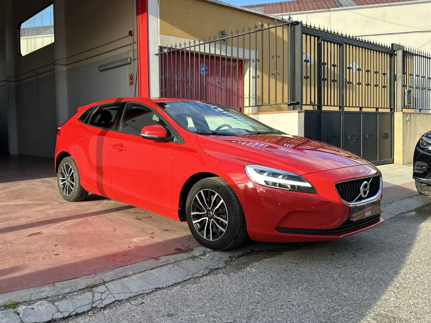 Volvo V40 D2 Momentum 120 Rosso - 2