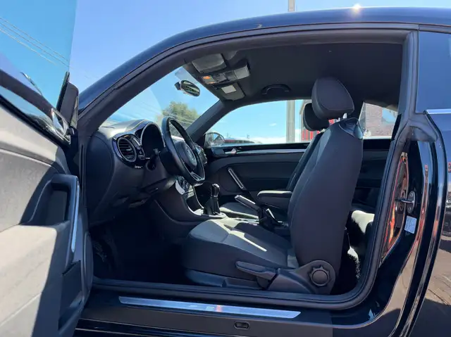 Volkswagen Beetle view 7