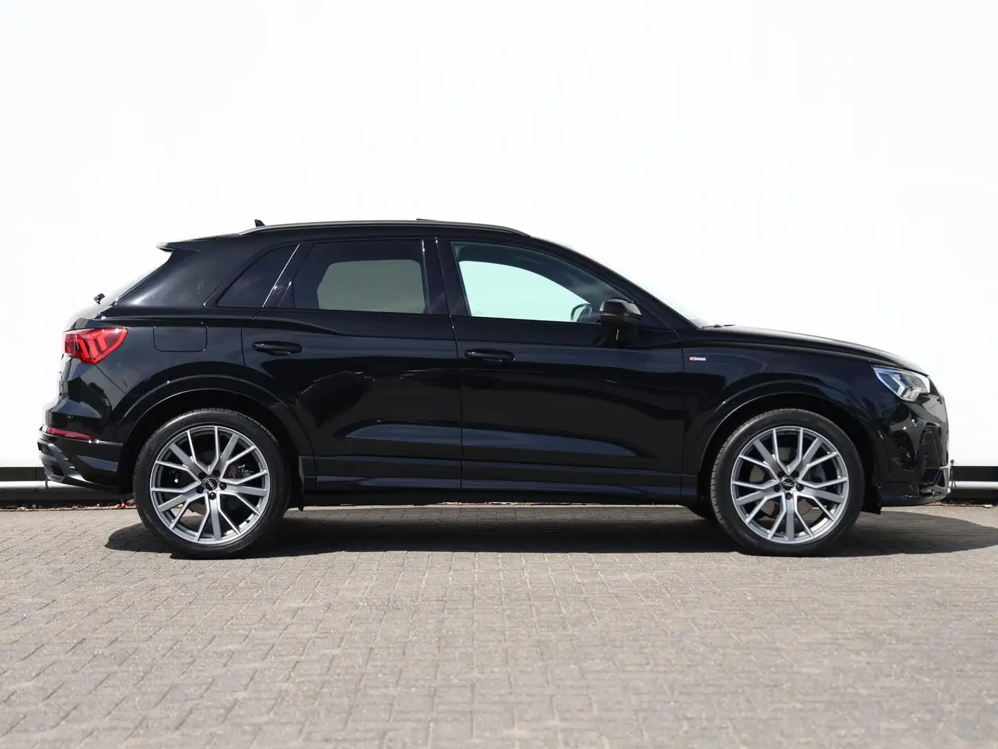 Audi Q3 40 TFSI quattro S Line Pro Line S | 190 PK | Pano Zwart - 2