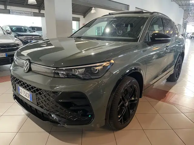 Volkswagen Tiguan view 2