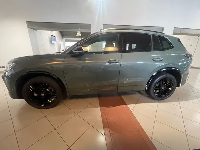 Volkswagen Tiguan view 3